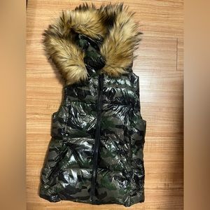 Aqua size small camo puffer vest with removable fur hood